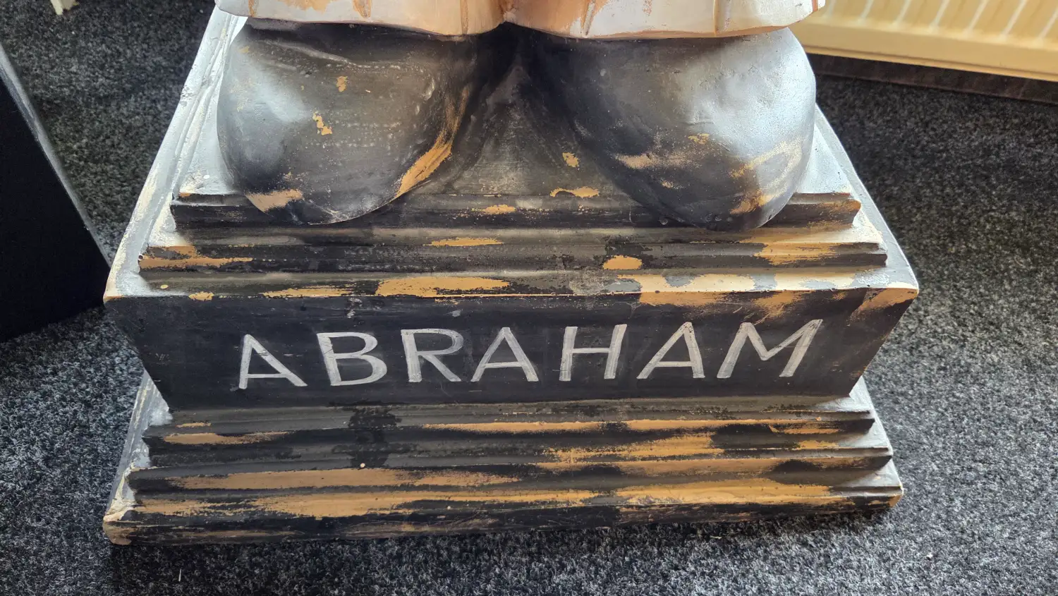 2eHands beeld Abraham sokkel